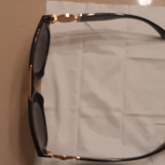 Versace - Picture 1 of 4